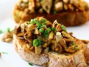 Kantarellstuvning med Surdegsbröd
